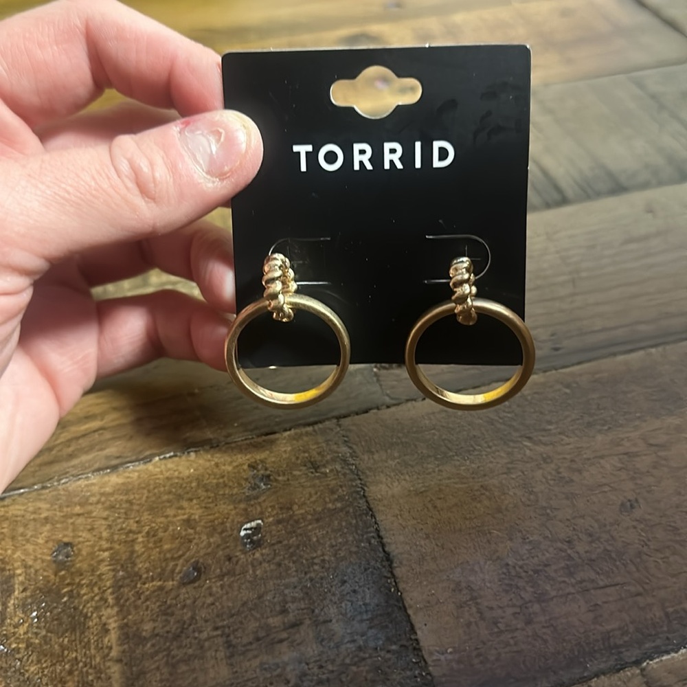 TORRID GOLD TONE DOUBLE CIRCLE EARRINGS: NEW WITH TAGS